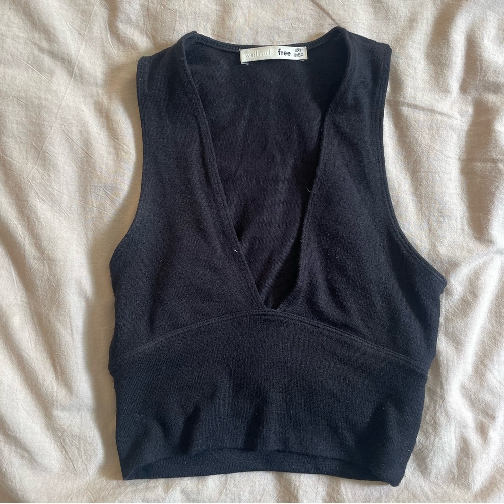 Aritzia v neck crop top